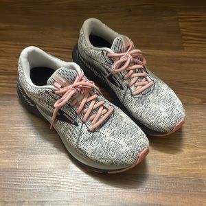 Brooks adrenaline 21 lightly worn, no damage.